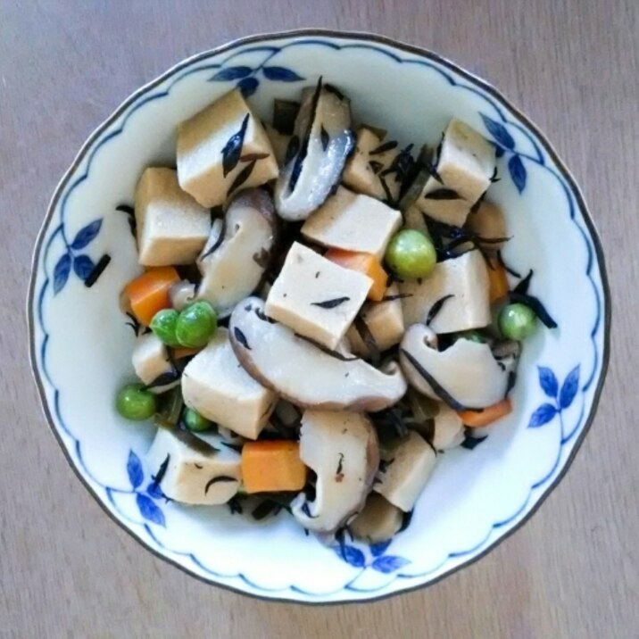 高野豆腐と椎茸とひじきの煮物